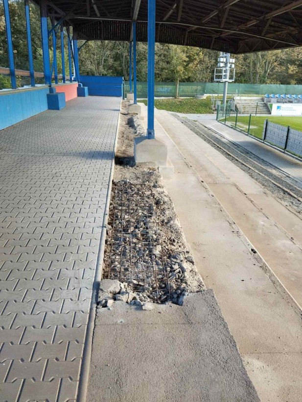 Rekonstrukce tribuny u fotbalového hřiště (foto 1)