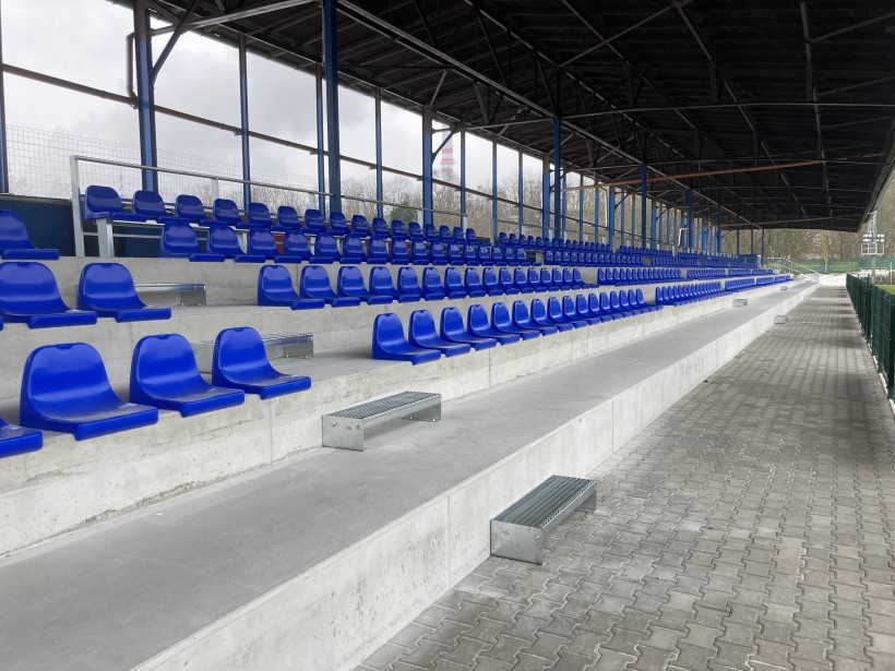 Rekonstrukce tribuny u fotbalového hřiště (foto 7)