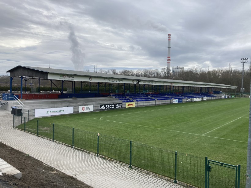 Rekonstrukce tribuny u fotbalového hřiště (foto 10)