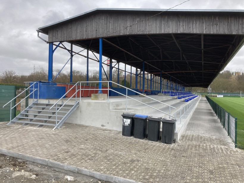 Rekonstrukce tribuny u fotbalového hřiště (foto 8)