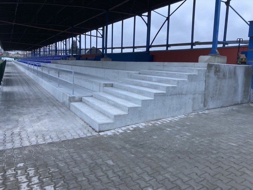 Rekonstrukce tribuny u fotbalového hřiště (foto 9)