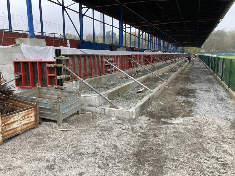 Rekonstrukce tribuny u fotbalového hřiště (foto 3)