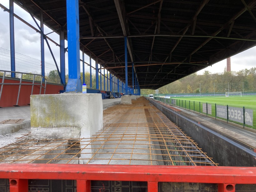 Rekonstrukce tribuny u fotbalového hřiště (foto 5)