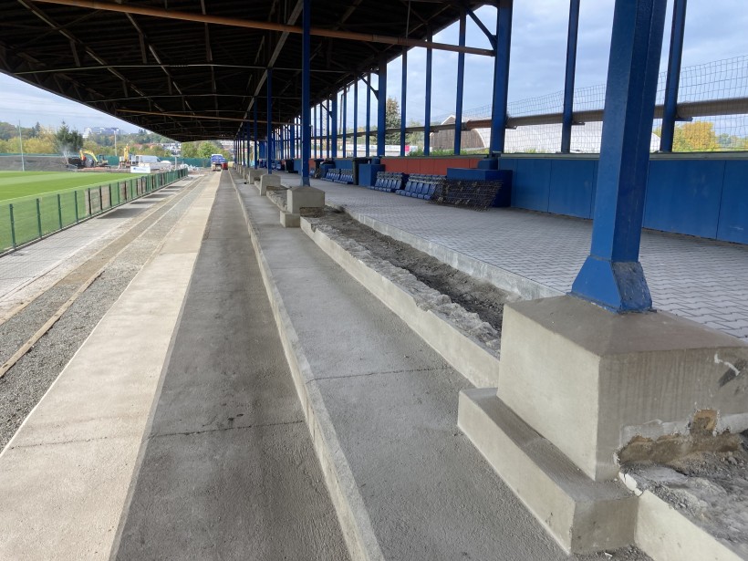 Rekonstrukce tribuny u fotbalového hřiště (foto 4)