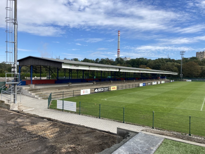 Rekonstrukce tribuny u fotbalového hřiště (foto 6)