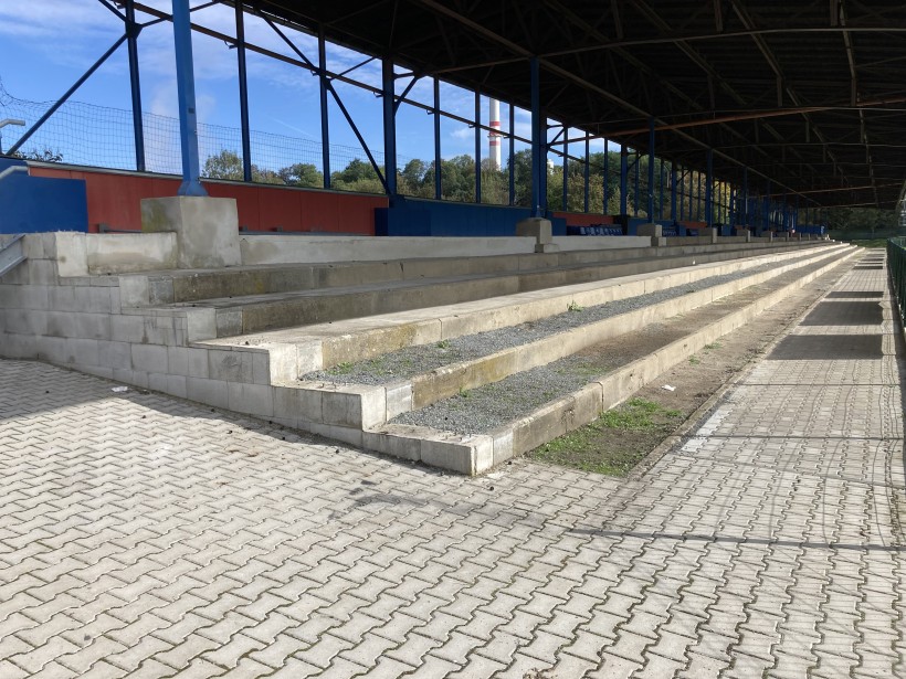 Rekonstrukce tribuny u fotbalového hřiště (foto 2)